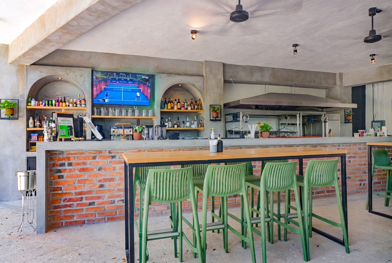 Grill Break bar at Padel 38 with a padel match on the TV
